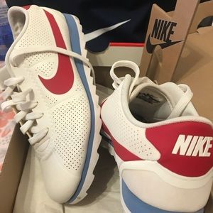 Ladies track Nike sneakers 7.5